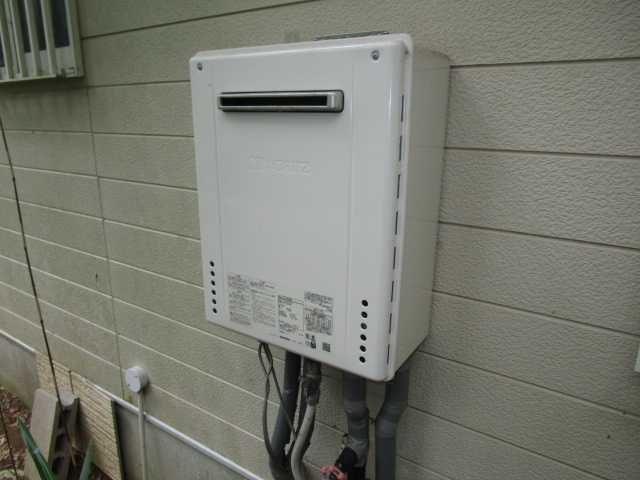 屋外に設置された給湯器