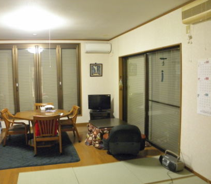 大きな窓と木目の床を備えた2階の洋室