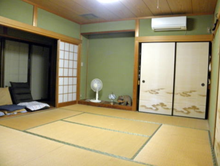 床の間と障子を備えた和室。窓の向こうに雨竜湖が広がる