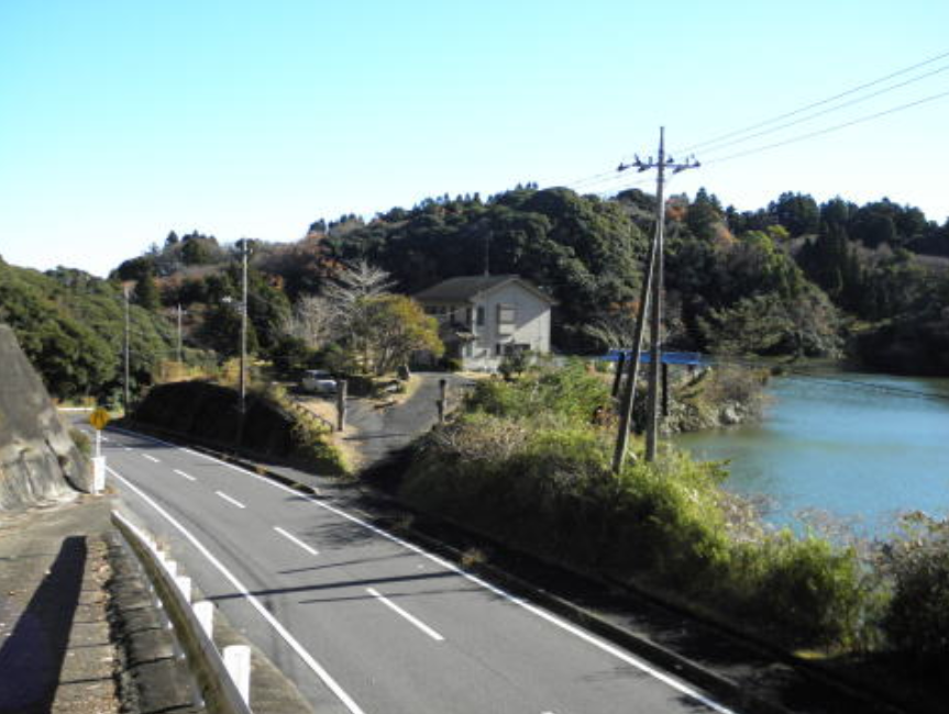 況 一宮町東浪見の湖畔住宅。北側で接する県道と建物周辺の様子