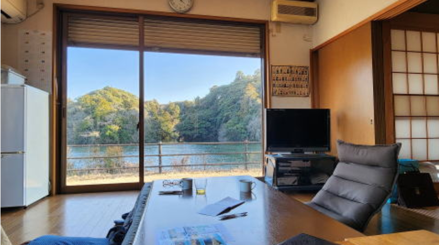 一宮町東浪見の湖畔住宅。大きな窓から雨竜湖を一望できるリビング