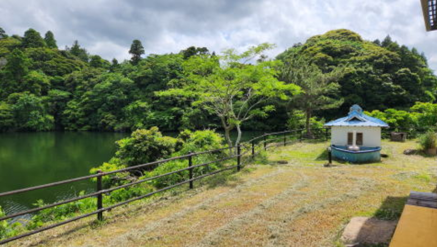広々とした庭から望む、緑の森に囲まれた雨竜湖