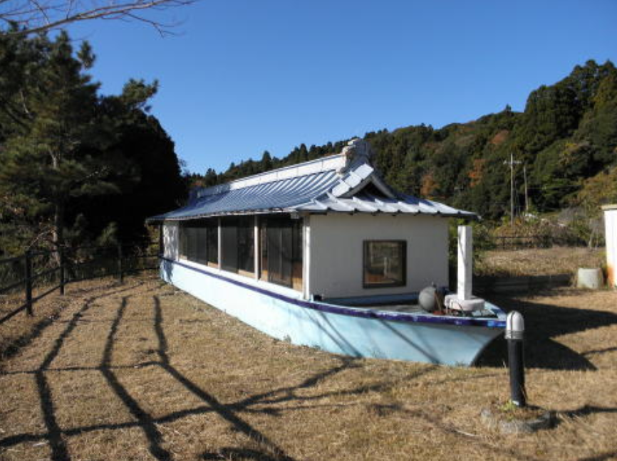 一宮町東浪見の湖畔住宅。庭に設置された利用可能な屋形船
