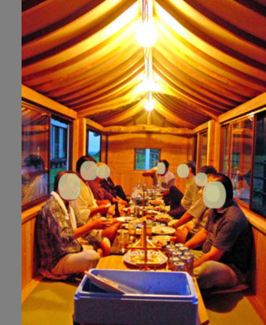 食事会 庭の屋形船内部。家族や友人と食事を楽しめるくつろぎの空間