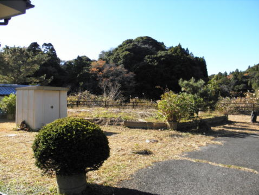 建物西側の庭に設けられた物置と家庭菜園スペース