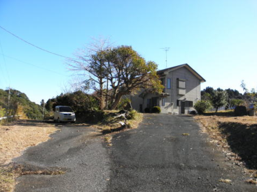 高低差のある敷地。建物より一段低い位置に設けられた駐車スペース