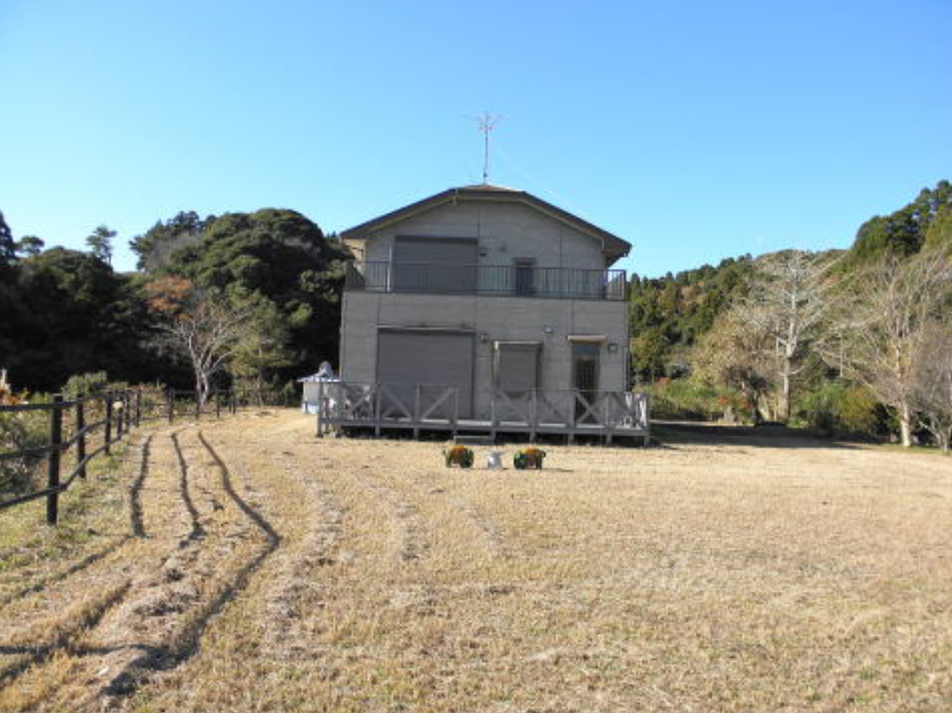 一宮町東浪見の中古住宅。開放的な庭と建物外観