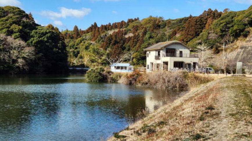 雨竜湖の堤に隣接する、ゆとりある住宅敷地