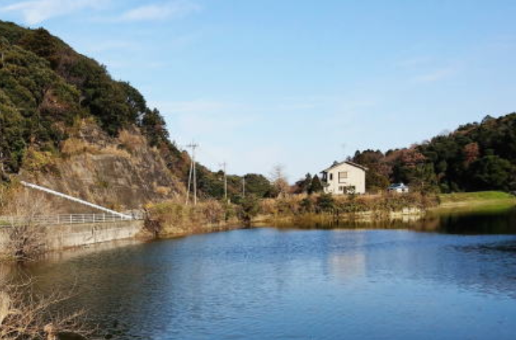物 雨竜湖の対岸から望む、湖畔に建つ2階建て住宅